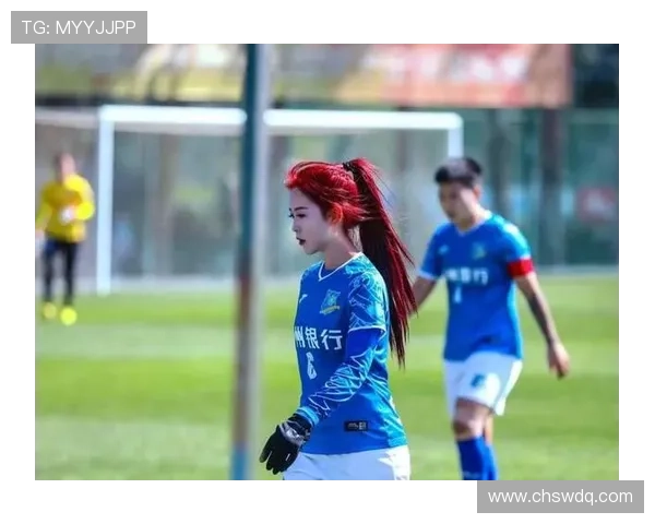 全身纹身的女足球明星展现个性与实力引领运动潮流